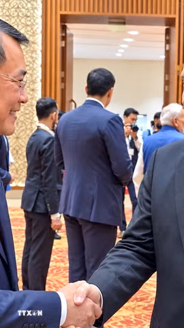 Thủ tướng Lê Minh Hưng gặp ngắn Tổng thống Liên bang Nga Vladimir Putin. (Ảnh: Dương Giang/TTXVN)