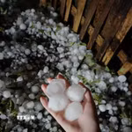 Rạng sáng 16/4/2026, một trận mưa đá lớn trên diện rộng đã bất ngờ trút xuống xã Bắc Hà, tỉnh Lào Cai. (Ảnh: TTXVN phát)