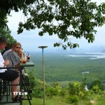 Khách du lịch tại tỉnh Phang Nga, Thái Lan, ngày 21/11/2024. (Ảnh: THX/TTXVN)