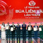 Tổng Bí thư Tô Lâm và Thủ tướng Phạm Minh Chính trao giải A Búa liềm vàng lần thứ X cho các tác giả và nhóm tác giả. (Ảnh: Thống Nhất/TTXVN)