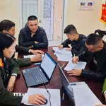 Cán bộ công an lấy lời khai các đối tượng xuất nhập cảnh trái phép sang Campuchia làm việc trong các sòng bạc trực tuyến lừa đảo trái phép. (Ảnh TTXVN phát)