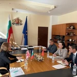 Đại sứ Việt Nam tại Bulgaria Nguyễn Thị Minh Nguyệt làm việc với Thị trưởng Galina Stoyanova. (Ảnh: TTXVN phát)