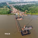 Nhiều mũi thi công được triển khai đồng loạt, tập trung vào các hạng mục cọc khoan nhồi, bệ trụ, cầu dẫn và công trình phụ trợ. Nhà đầu tư đã huy động nhân lực, thiết bị, tổ chức thi công liên tục nhằm bám sát tiến độ tổng thể, phấn đấu hoàn thành công trình cầu Trần Hưng Đạo trong quý 2/2027. (Ảnh: Phạm Tuấn Anh/TTXVN)