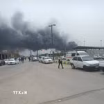Khói bốc lên tại hiện trường vụ nổ Trung tâm hoá dầu Mahshahr ở Ahvaz, thủ phủ tỉnh Khuzestan, Iran. (Ảnh: liveuamap.com/TTXVN)