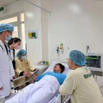 Bệnh nhân Kim J.H trong thời gian điều trị dần phục hồi và trò chuyện với người thân và nhân viên y tế bệnh viện. (Ảnh: TTXVN phát)