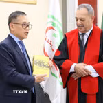 Đại sứ Việt Nam tại Algeria trao tặng Hiệu trưởng Trường Đại học Skikda cuốn sách về văn hóa Việt Nam. (Ảnh: Mạnh Hùng/TTXVN)