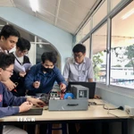 Sinh viên Trường Đại học Bách Khoa – Đại học Quốc gia TP. Hồ Chí Minh thực hành ứng dụng công nghệ cao. (Ảnh: Mỹ Phương/TTXVN)