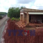 Đồng Nai: Cận cảnh những nhà dân "treo" ở độ cao 10m sau khi hạ mặt đường