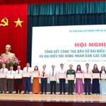 Đại diện các tập thể nhận tuyên dương khen thưởng vì thành tích xuất sắc trong công tác thực hiện bầu cử tại Đà Nẵng. (Ảnh: Trần Lê Lâm/TTXVN)