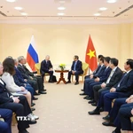 Thủ tướng Phạm Minh Chính tiếp đại diện Hội Hữu nghị Nga-Việt và Hội Cựu chiến binh Nga. (Ảnh: Dương Giang/TTXVN)