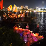 Tăng ni, phật tử tham gia Lễ hội hoa đăng tiến hành thả hoa đăng xuống sông Hương, thành phố Huế. (Ảnh: Nguyên Lý/TTXVN)