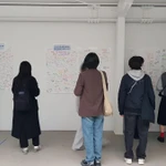 Những người tham gia chia sẻ những suy nghĩ viết tay về ý nghĩa của cuộc sống bihon đối với họ tại B-Fair, ngày 1 tháng 11. (Ảnh: Korea Times)