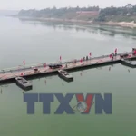 Các phương tiện được đi qua cầu phao Đoan Hùng