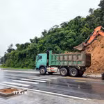 Lãnh đạo UBND đặc khu Cô Tô kiểm tra, chỉ đạo xử lý các điểm sạt lở tạm thời trên đặc khu Cô Tô. (Ảnh: TTXVN phát)