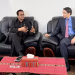 Đại biện Việt Nam tại Timor-Leste Phạm Bình Đàm và Bộ trưởng Tư pháp Sérgio Hornai tại cuộc gặp ở thủ đô Dili. (Ảnh: TTXVN phát)
