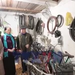 Ông giáo già 20 năm nhặt sắt vụn dệt nên những vòng xe cổ tích