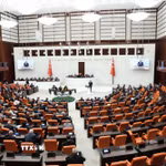Toàn cảnh phiên họp của Quốc hội Thổ Nhĩ Kỳ về đạo luật giải giáp PKK ở Ankara, ngày 10/8/2026. (Ảnh: THX/TTXVN phát)