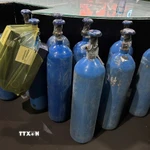 Bình chứa "khí cười" N2O. (Ảnh: TTXVN phát)