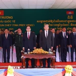 Thủ tướng Phạm Minh Chính và Thủ tướng Campuchia Hun Manet dự Lễ khai trương Cặp cửa khẩu quốc tế Tân Nam-Meun Chey. (Ảnh: Dương Giang/TTXVN)