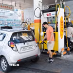 Người dân mua xăng tại một trạm xăng ở Seoul, Hàn Quốc. (Ảnh: THX/TTXVN)