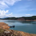 Mực nước ở lòng hồ thủy điện Sông Tranh 2 giảm mạnh do thiếu hụt lượng nước từ các sông, suối từ thượng nguồn đổ về. (Ảnh: Đỗ Trưởng/TTXVN)
