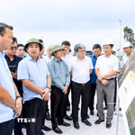Bí thư Thành ủy Hà Nội Trần Đức Thắng và Đoàn công tác của thành phố Hà Nội kiểm tra thực địa tại Dự án xây dựng tuyến đường Mỹ Đình-Ba Sao-Bái Đính (đoạn nối từ đường trục phía Nam đến đường Hương Sơn-Tam Chúc). (Ảnh: Trung Nguyên/TTXVN)