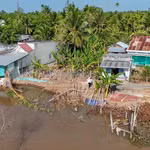 Điểm sạt lở sông Rạch Mọp trên địa bàn ấp Phụng An, xã Nhơn Mỹ, thành phố Cần Thơ nhìn từ trên cao. (Ảnh: Thanh Liêm/TTXVN)