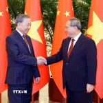 Tổng Bí thư, Chủ tịch nước Tô Lâm hội kiến Thủ tướng Trung Quốc Lý Cường. (Ảnh: Thống Nhất/TTXVN)