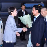 Đồng chí Đặng Xuân Phong, Ủy viên Trung ương Đảng, Bộ trưởng, Chủ nhiệm Văn phòng Chính phủ đón Thủ tướng Nhật Bản Takaichi Sanae tại sân bay Quốc tế Nội Bài. (Ảnh: Minh Đức/TTXVN)