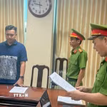 Cơ quan Cảnh sát điều tra Công an thành phố Cần Thơ tống đạt các quyết định tố tụng đối với Huỳnh Thanh Hiển, chủ cửa hàng Thanh Hiển Luxury. (Ảnh: TTXVN phát)