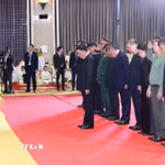 Thường trực Ban Bí thư Trần Cẩm Tú dẫn đầu Đoàn cấp cao Đảng Cộng sản Việt Nam viếng đồng chí Xaysomphone Phomvihane, Ủy viên Bộ Chính trị, Chủ tịch Quốc hội Lào. (Ảnh: Phương Hoa/TTXVN)
