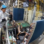 Lắp ráp điều hoà tại nhà máy của Tập đoàn Daikin Việt Nam, khu công nghiệp Thăng Long II, tỉnh Hưng Yên. (Ảnh: Vũ Sinh/TTXVN)