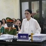 Bị cáo Nguyễn Thị Bình (cựu Hiệu trưởng trường THCS Ba Đình, Hà Nội) trình bày tại phiên tòa. (Ảnh: Kim Anh/TTXVN)