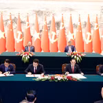 Bộ trưởng Công an Lương Tam Quang và Bộ trưởng Công an Trung Quốc Vương Tiểu Hồng ký Nghị định thư về thiết lập, quản lý và vận hành đường dây nóng cấp Bộ trưởng giữa hai Bộ; Bộ trưởng Ngoại giao Lê Hoài Trung và Trưởng ban Liên lạc Đối ngoại Trung ương Đảng Cộng sản Trung Quốc Lưu Hải Tinh ký 2 văn kiện: Kế hoạch hợp tác giữa hai Đảng giai đoạn 2026-2030 và Thỏa thuận hợp tác giữa Bộ Ngoại giao hai nước. (Ảnh: Thống Nhất/TTXVN)
