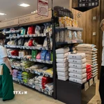 Hàng hóa được bày bán tại siêu thị ở Tokyo, Nhật Bản. (Ảnh: THX/TTXVN)