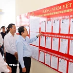 Chủ tịch Quốc hội Trần Thanh Mẫn khảo sát thực tế tại đơn vị bầu cử số 4, khu vực bỏ phiếu số 17 - phường Tân Triều, tỉnh Đồng Nai (Ảnh: Doãn Tấn/TTXVN)