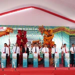 Các đại biểu thực hiện nghi thức khởi công dự án. (Ảnh: Nguyên Lý/TTXVN.)