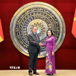Phó Chủ tịch Quốc hội Nguyễn Thị Thanh đón Phó Chủ tịch Quốc hội Cộng hoà Liên bang Đức Bodo Ramelow. (Ảnh: Tuấn Anh/TTXVN)