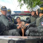 Lực lượng Cảnh sát cơ động khống chế và bắt giữ đối tượng Trương Văn Bắc. (Ảnh: TTXVN phát)