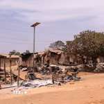 Cảnh tàn phá khi các tay súng tấn công và phóng hỏa ở khu vực Woro và Nuku ở bang Kwara, Nigeria ngày 5/2/2026. (Ảnh: Anadolu Agency/TTXVN)