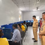 Lực lượng cảnh sát giao thông Công an tỉnh Bình Dương giám sát kỳ sát hạch. (Ảnh: Huyền Trang/TTXVN)