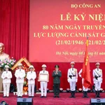 Đại tướng Lương Tam Quang, Bộ trưởng Bộ Công an trao Huân chương Quân công hạng Nhất cho Cục Cảnh sát giao thông. (Ảnh: Phạm Kiên/TTXVN)