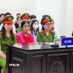 Bị cáo Nguyễn Thị Bình (áo hồng, giữa) tại phiên tòa. (Ảnh: Kim Anh/TTXVN)