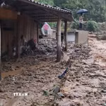 Mưa lũ ở tỉnh Sơn La làm đất, đá tràn vào nhà dân. (Ảnh minh họa: TTXVN phát)