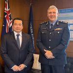 Ảnh minh họa: Tổng Lãnh sự Phạm Hải Anh và Giám đốc Cảnh sát bang Tây Australia Col Blanch. (Ảnh: Tổng lãnh sự Việt Nam tại Perth cung cấp)