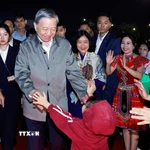 Tổng Bí thư Tô Lâm với nhân dân phường Thượng Cát, thành phố Hà Nội. (Ảnh: Thống Nhất/TTXVN)