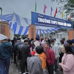 Phụ huynh xếp hàng trước cổng trường Phan Bội Châu. (Nguồn: An ninh thủ đô)