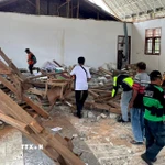 Ngôi nhà bị hư hại sau một trận động đất tại Indonesia vào tháng 8/2025. (Ảnh: THX/TTXVN)
