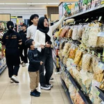 Người tiêu dùng mua hàng trong siêu thị tại Indonesia. (Ảnh: Đỗ Quyên/TTXVN)