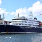 Tàu du lịch MV Hondius ở ngoài khơi thành phố Vlissingen, Hà Lan ngày 17/5/2025. (Ảnh: Reuters/TTXVN)